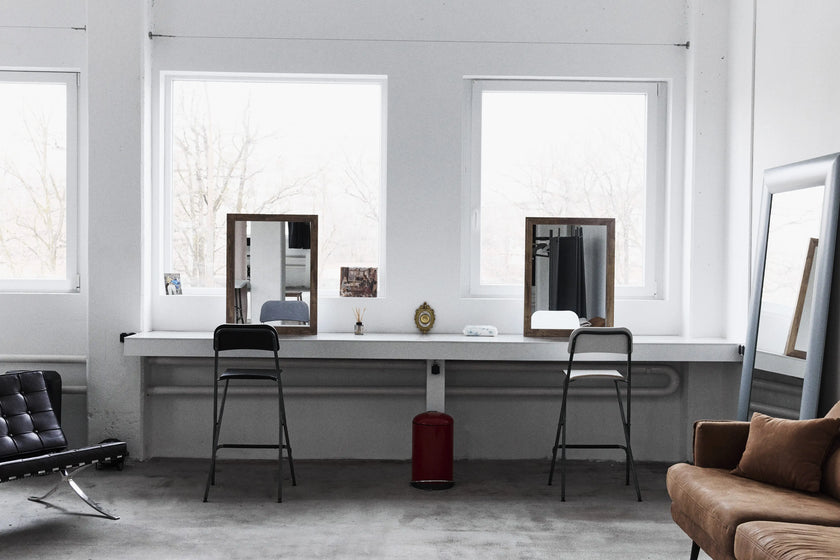 Backstage-Bereich im S8 Fotostudio München mit Spiegeln und Tageslicht